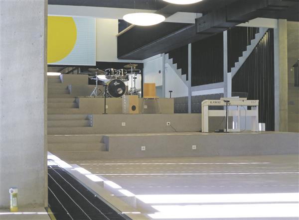 Arhitektuurikooli ja fotograaf Tõnu Tunneli juhendatud töötoas uurisid Viljandi gümnaasiumi õpilased oma koolimaja läbi kaamerasilma.