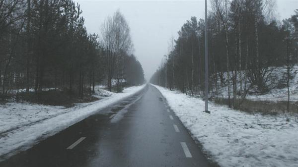 Lõpus seisab üksik jalgrattatee, kus pärast sula, vihma, lund tõuseb päike.