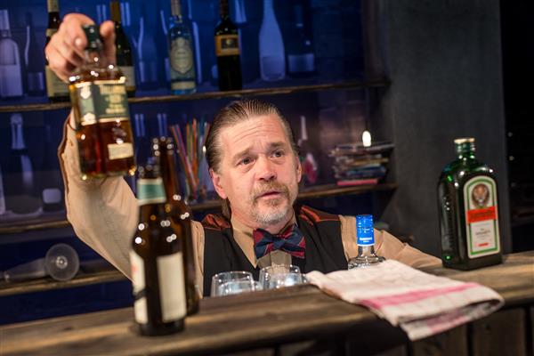 Raske on kujutleda näitlejat, kes tooks Tõnu Ojast veenvamalt konfliktitu eepilise monoloogilisuse teatrilavale.