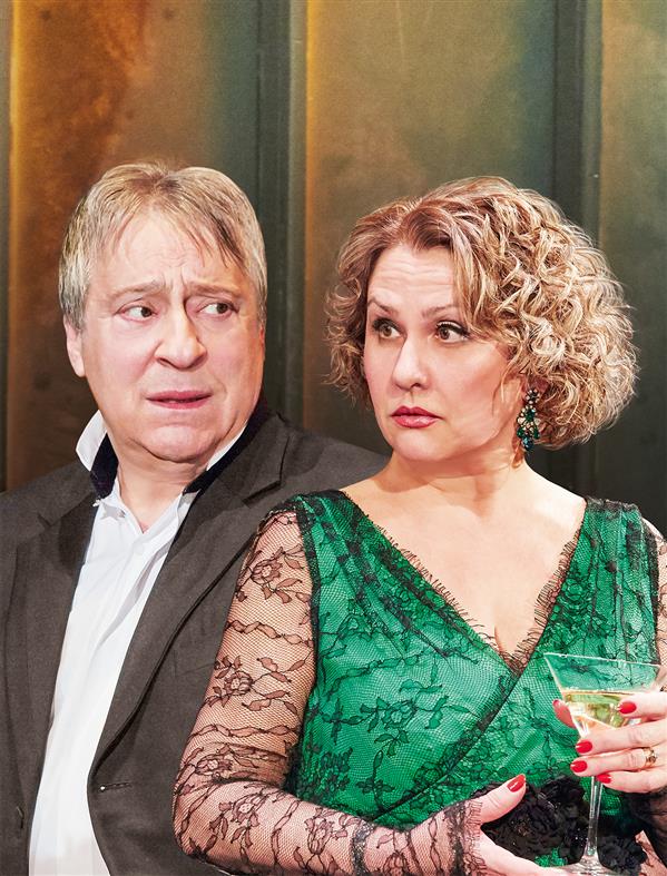 Riia vene teatri „Segastes tunnetes“ on peaosas Moskva Estraaditeatri kunstiline juht Gennadi Hazanov ja tema partneriks Galina Rossiiskaja.