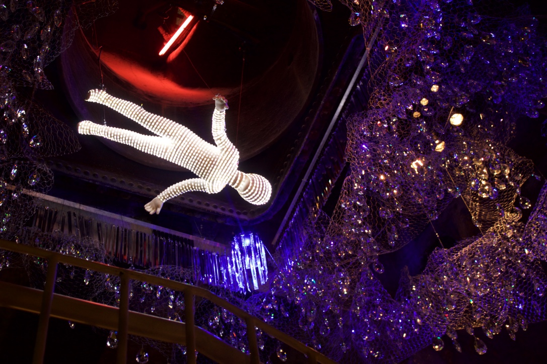 Valguse- ja muusikainstallatsioon Energia avastuskeskuses