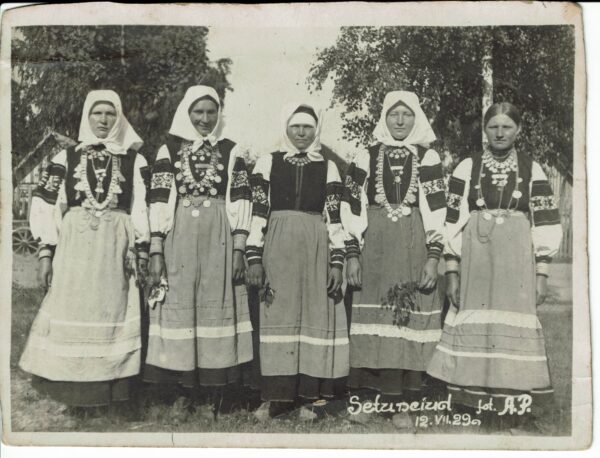 Avatakse näitus “Kaetud peaga naised”