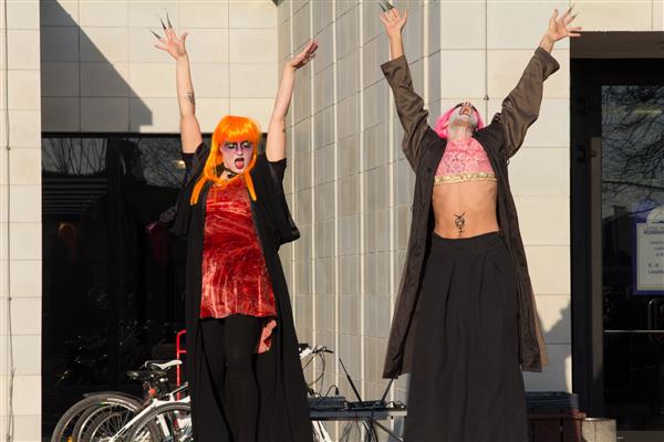 Avaparaadi asemel vihuvad elavateks surnuteks grimeeritud noorukid kultuurikeskuse ees tantsu nagu pahast vaimust vallatud.    