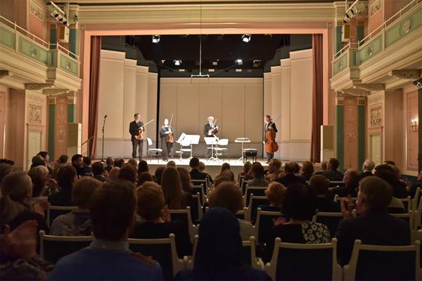 Tobiase-nimeline keelpillikvartett Berliini publiku ees.