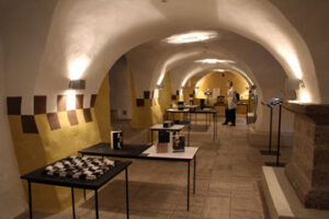 Nahakunstnike näitus “Avangud. Paul Keres 100” Tallinnas Malemajas