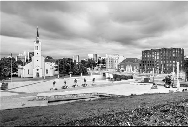1990. aastate lõpus peetud linnakeskuste võistluse tulemustest võtsid kinni vähesed. 1999. aastal peetud Tallinna Vabaduse väljaku konkurss on pea ainuke, mille alusel koostati detailplaneering ja parkla asemel avati pealinna südames 2009. aastal esinduslik avalik ruum. Arhitektid Andres Alver, Veljo Kaasik ja Tiit Trummal.