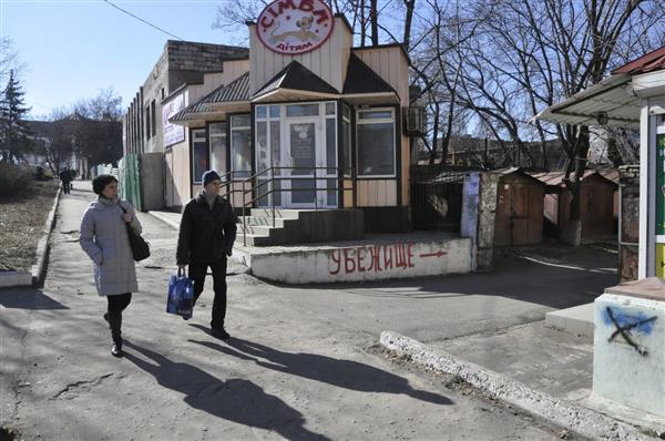 Iga natukese aja tagant võib Mariupolis siiani näha majaseintele suurte tähtedega kirjutatud sõna „Pommivarjend” koos suunanoolega.