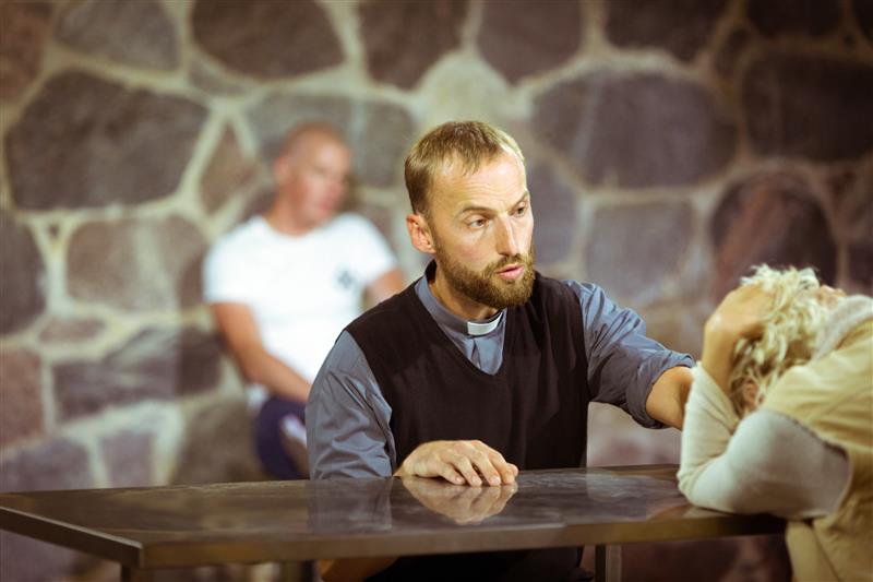 Kõike haaravat ja kõigele laienevat sallivusideed kannab „Aadama õuntes“ pastor Ivan (Märt Avandi).