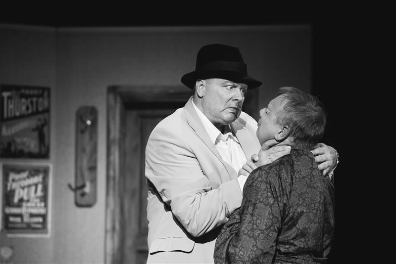 Allan Noormets on kriminaalpolitsei ülema Briggsi rollis nauditavalt detailitäpne, Lauri Saatpalu näitab hüpnoosikuningas Gordona oma võimekust üsna mahlakaks karakteriloomeks.