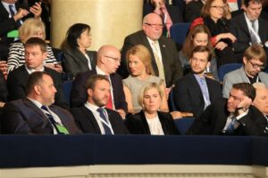Kurvad uudised Keskerakonnast: väidetavalt hüppasid 13 Keskerakonna liiget Repsi toetuse tagant ära. Reps kogus esimeses voorus 79 häält, 13 häält lisaks oleks teinud temast suurima toetushäältega kandidaadi (92) ning viinud ta teise vooru. /---/ Allar Jõksile tuleb aina hääli juurde ja Taavi Rõivas muutub üha tõsisemaks. IRL-i liikmetel on nobedate näppude voor telefonides sms-ides.