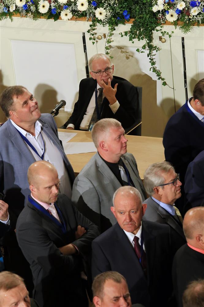„Ma siiralt loodan, et president valitakse täna ära. Ma küll ei usu, et esimeses voorus. Seda on raske uskuda, nii mitme kandidaadi puhul, kus keegi siiani pole ühisosa otsinud, on see sama hea kui võimatu. Teise vooru puhul, ma loodan, et tekib see ühisosa otsimise vaim.“ Riigikogu esimees Eiki Nestor,