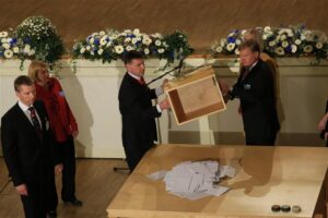 Ajakirjanikud, kes jälgivad vabariigi valimiskomisjoni liikmete tööd rõdult, ütlevad, et president võib jääda siiski valimata, sest hinnanguliselt ligi 60 valijameest on valimiskasti lasknud tühja või rikutud sedeli.