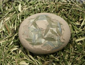 Kohavaimu tunnetamine on sundinud Isabella Tholozani ja Alfredo Gioventù pilgu pöörama valguse poole ja seetõttu oli Loewenschede torni näitus saanud pealkirjaks „Maalt taevale. Oliivipuu – kivi – valgus – tuul“.