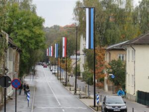 Praegu on Roosi tänavast valmis füüsiline osa. Milliseks kujuneb tänavaruumi olustik ja kuidas suhestub Roosi tänav kogu Ülejõega, näitab aeg. 