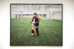 Sophie Calle’i 2011. aastal Tallinna Kunstihoones eksponeeritud installatsiooni „Hoia end. Ole tubli“ kaudu sai uurida kõige erinevamaid tundeid ja nende esinemisvorme eriti teravalt ja kontsentreeritult, mis pole sel kujul ilmselt võimalik ühegi teadusvaldkonna raames.