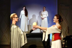 Hetk I vaatusest: armunud Dido (Kadi Jürgens) võtab vastu Aenease (Kristjan Jaanek Mölder) abieluettepaneku. Tagaplaanil Belinda (Siiri Johanson, vasakul) ja II naine (Grete Oolberg). 