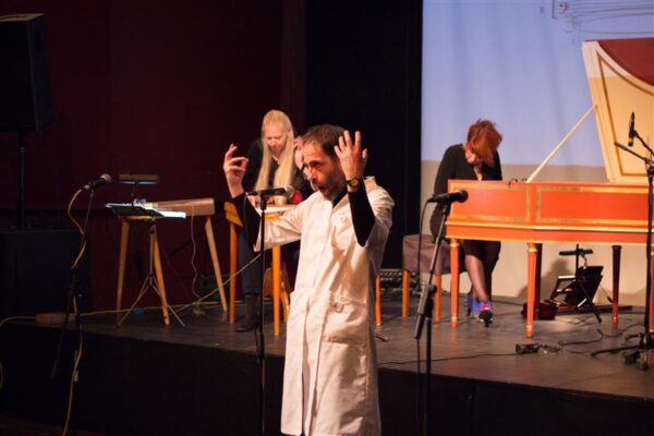 Tagurpidi kavaga performatiivne hullamine