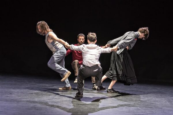 Humoorikas k&otilde;rvalpilk rahvatantsule ja -muusikale