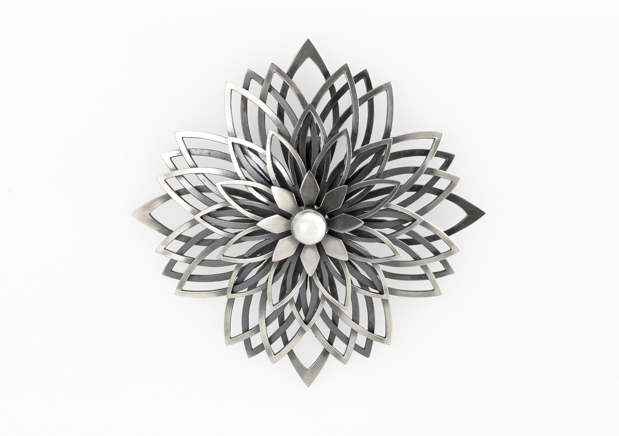 A-galerii Seifis on alates 28. aprillist Ene Valteri ehete näitus „Valgel ja mustal“.