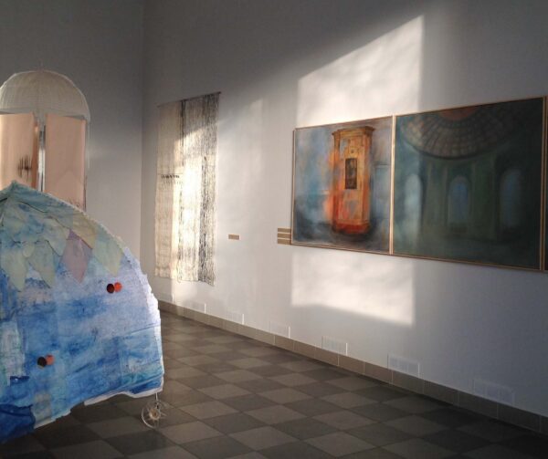 Soomes avatakse Aet Ollisaare, Heli Tuksami ja Tuuli Puhveli näitus “KUSAGIL MUJAL”