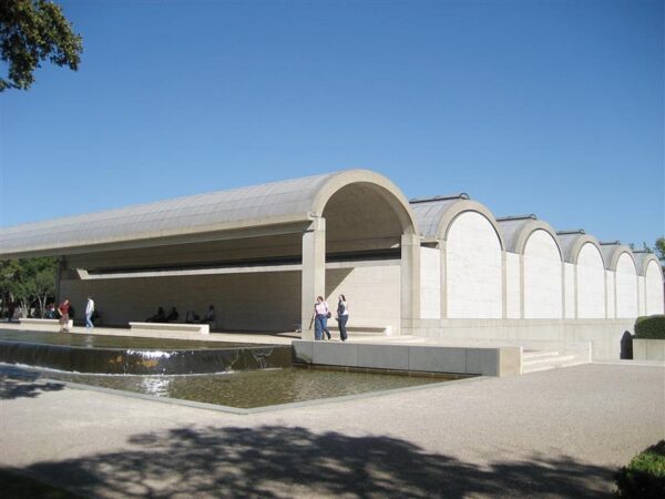 Eesti k&otilde;rvaltegelasena arhitektuuri- ja elulooraamatutes