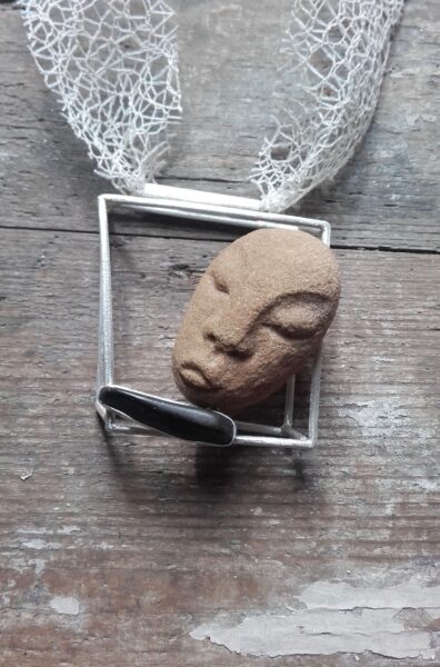 Kertu Vellerinna ehtenäitus „NÄORAAMAT/FACEBOOK“ alates 26. maist Seifis