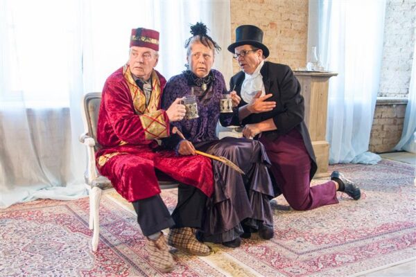 Provintsitraagik &ndash; koomiline oks&uuml;&uuml;moron