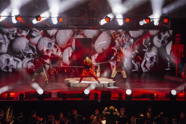 M&uuml;&uuml;tiline duell hea ja kurja vahel