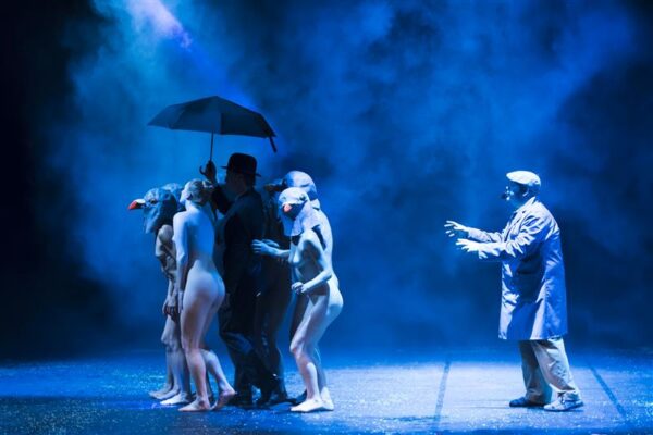 Teatris s&uuml;ndinud riik