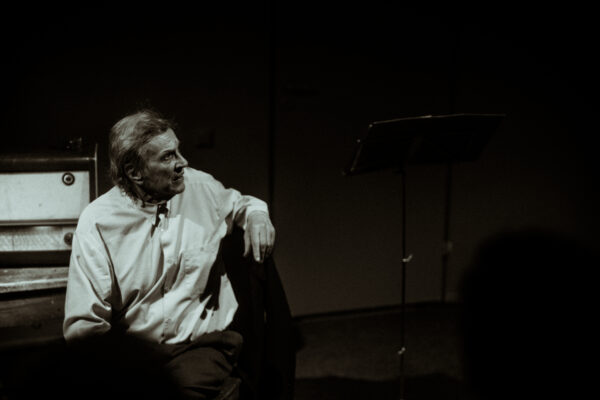 Aleksander Eelmaa juubeli-sümpoosion ja “Sümfoonia ühele” etendused Saueaugul