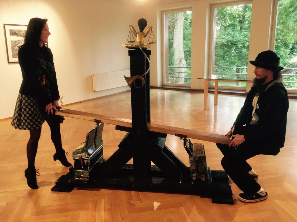 Kunstnik Taje Trossi näitus Võru Linnagaleriis avab võimu aspektid läbi kunsti