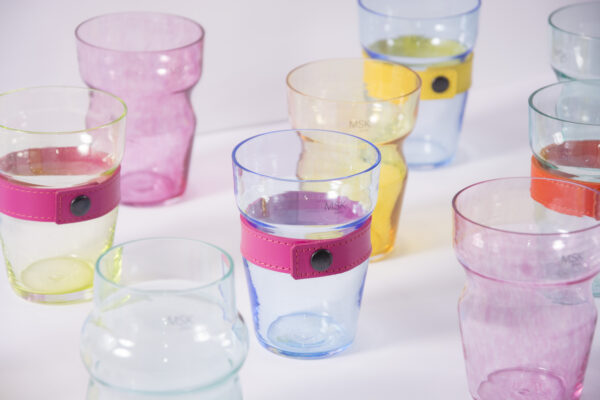 Kolme noore klaasikunstniku näitus ME SOBIME KOKKU Hop galeriis