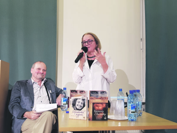 Kirjastajal on k&otilde;rv kikkis ja silmad p&auml;rani