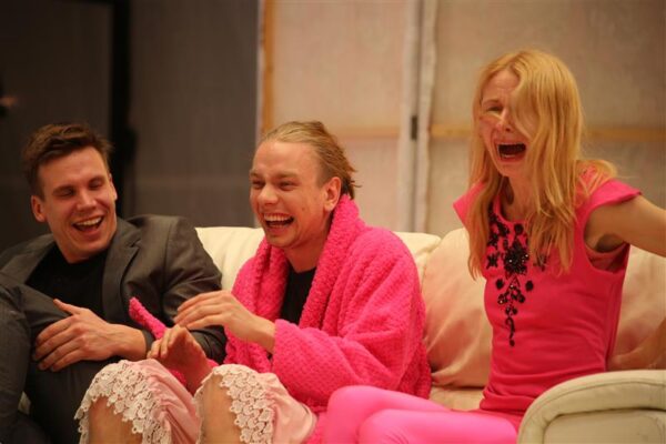 Kui Ken idarindel halastuslaske tegi,  korraldas Barbie t&uuml;drukute &otilde;htu