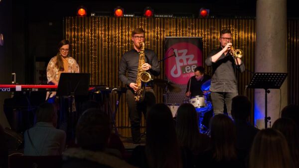 &Uuml;he jalaga minevikus, teisega tulevikus