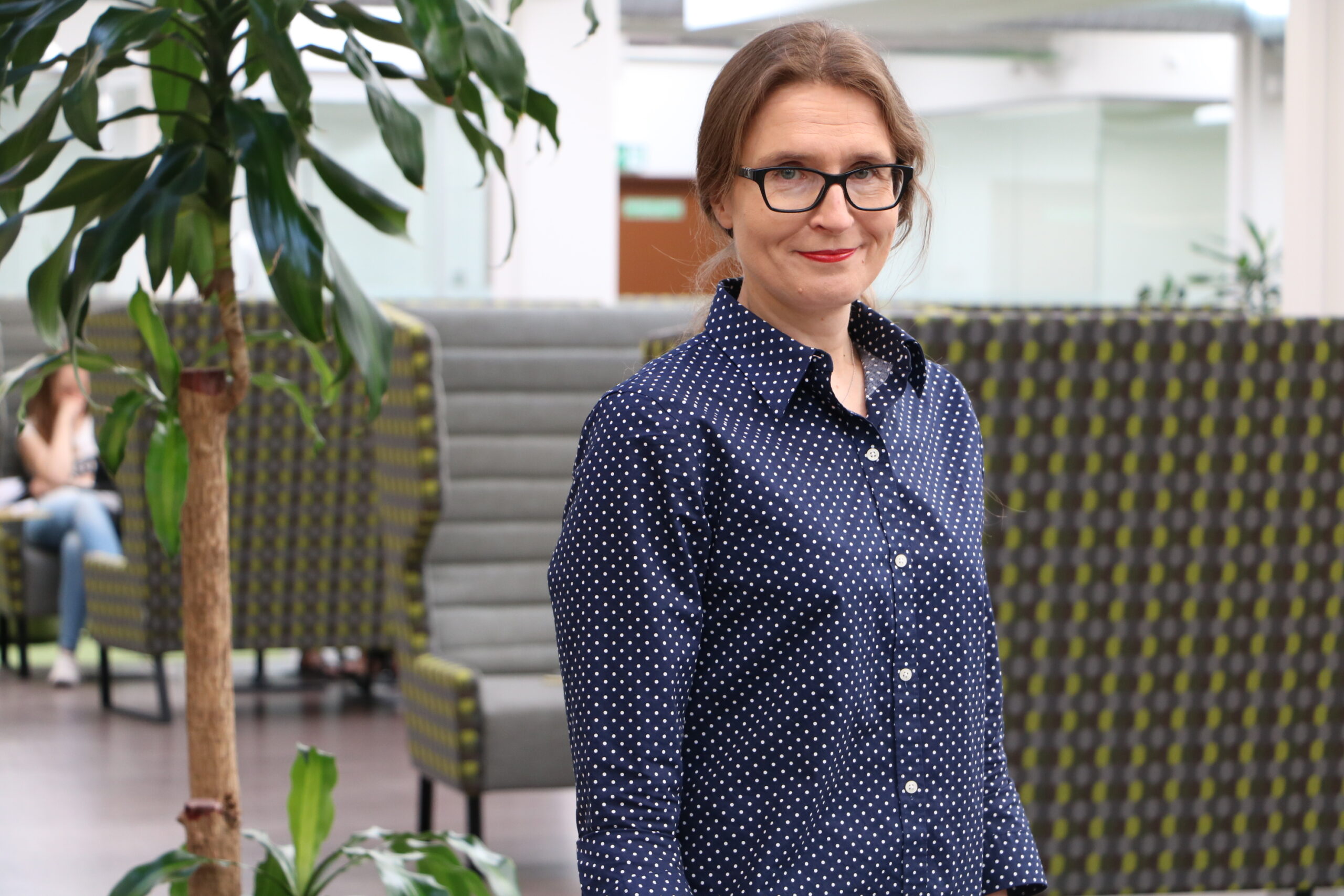 TÜ professor Raili Marling räägib oma inauguratsiooniloengul kriitilisest lugemisest