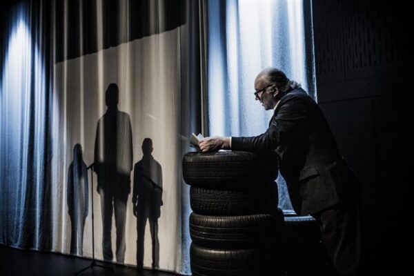 Varjuk&otilde;nd pimeduseriigis &ndash; ilma valguskiireta