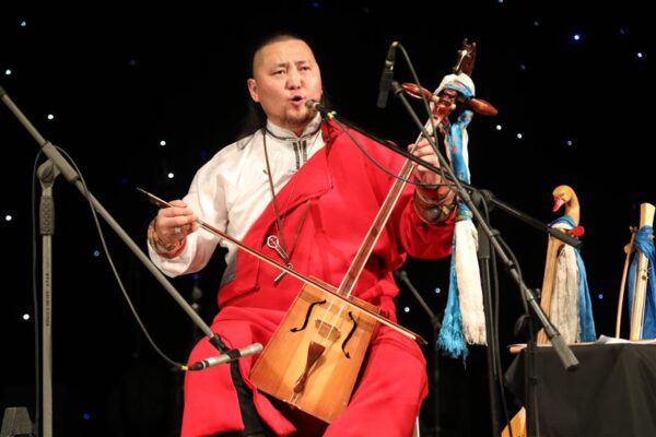 T&auml;nap&auml;evased kujundid ja traditsioonilised m&auml;rgid