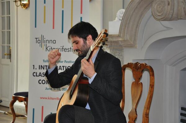 Kitarristiilipidu laienes konkursi v&otilde;rra