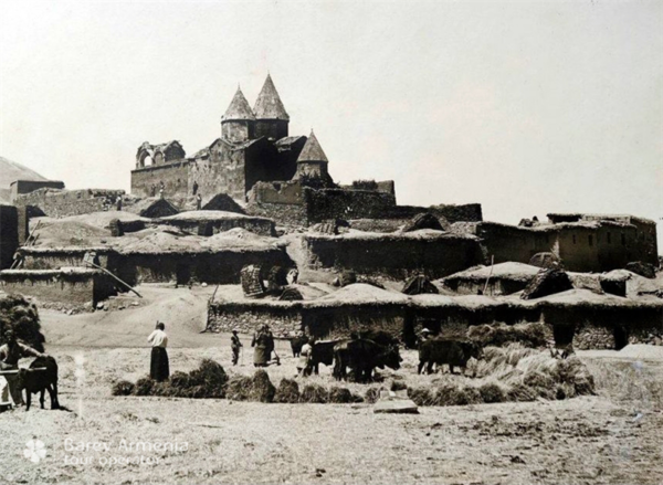 Armeenlane nutab, Jumal naerab