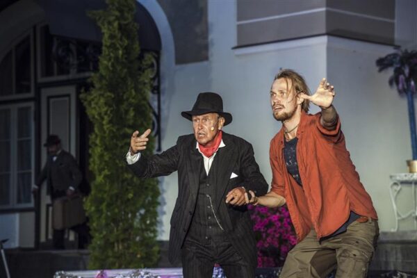 V&auml;rske suvekunstiliik: bisarne teater