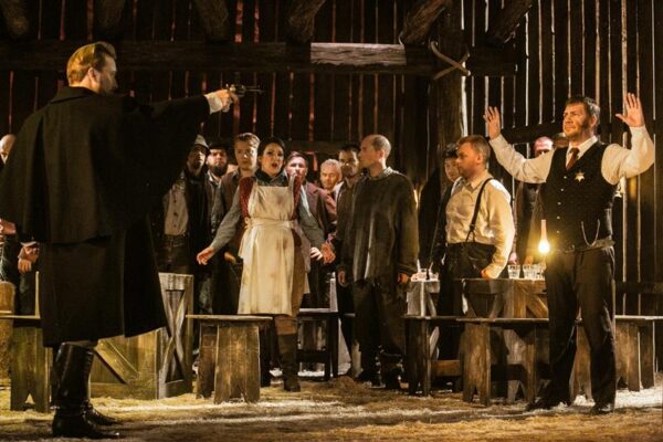 V&otilde;rdk&uuml;lgse armukolmnurgaga milj&ouml;&ouml;lavastus