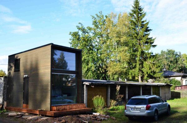 Voronja avab garaažiboksi asemele kerkinud “elamiskastis” Jaak Kikase näituse