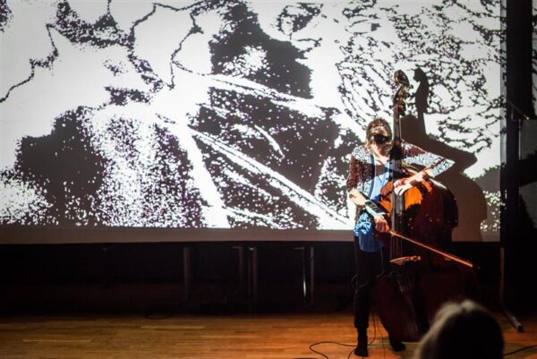 Eks iga&uuml;ks vaatab ise