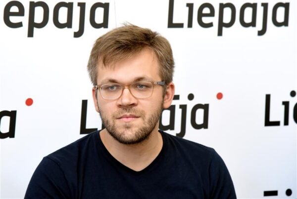 Dokumentalist, kes naudib teatraalseid trikke