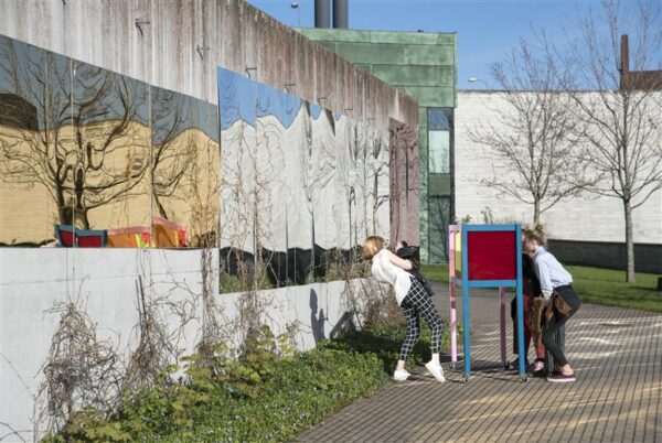 Kes aias, kes v&auml;ljas