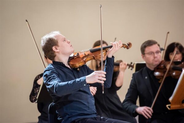 K&otilde;laga &uuml;dini tungivad keelpillid