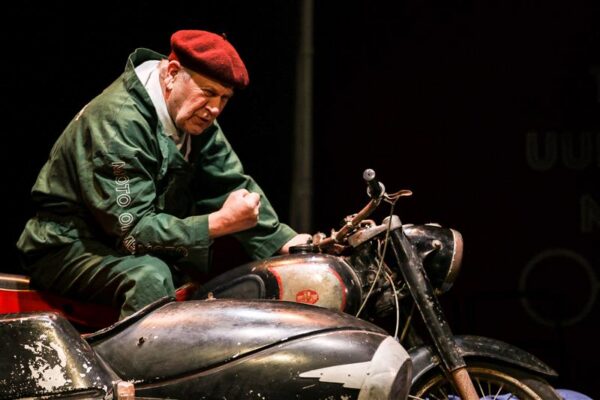 Grotesk on kenake, missioon aga kahtlane