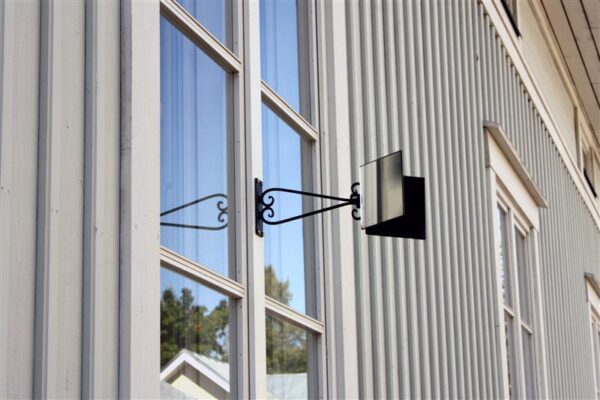 M&uuml;&uuml;r monumendi juures  &ndash; Klaasist &bdquo;nonument&ldquo;