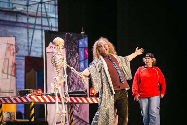 Naljakalt nostalgiline, askeetlikult ajastutruu